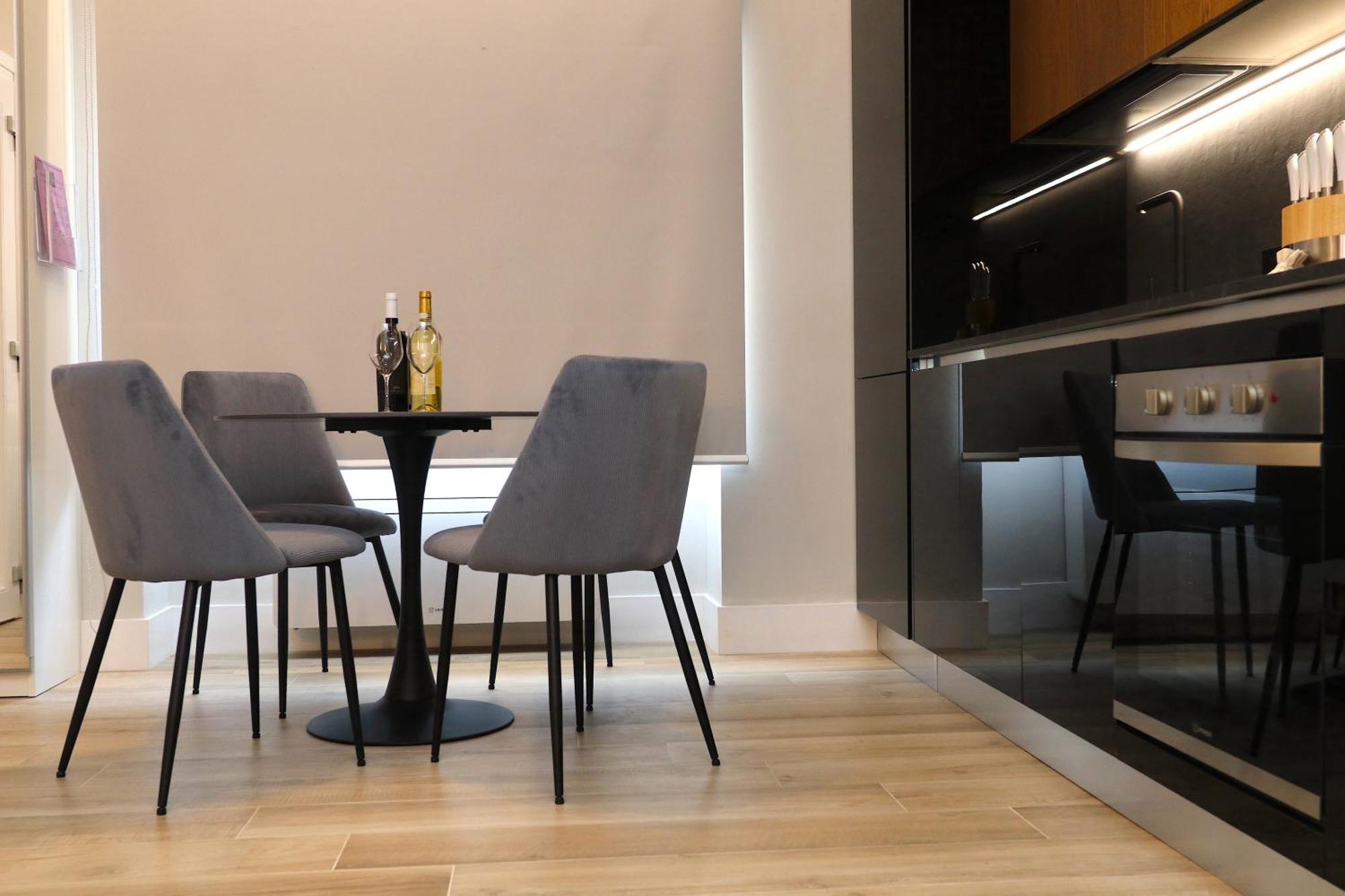 Charming & Luxe Gem-old Town- Garibaldi - Fully Equipped & Renovated Apartment *